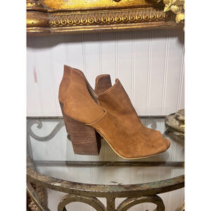 Steve Madden size 7 m stacked heel. Suede